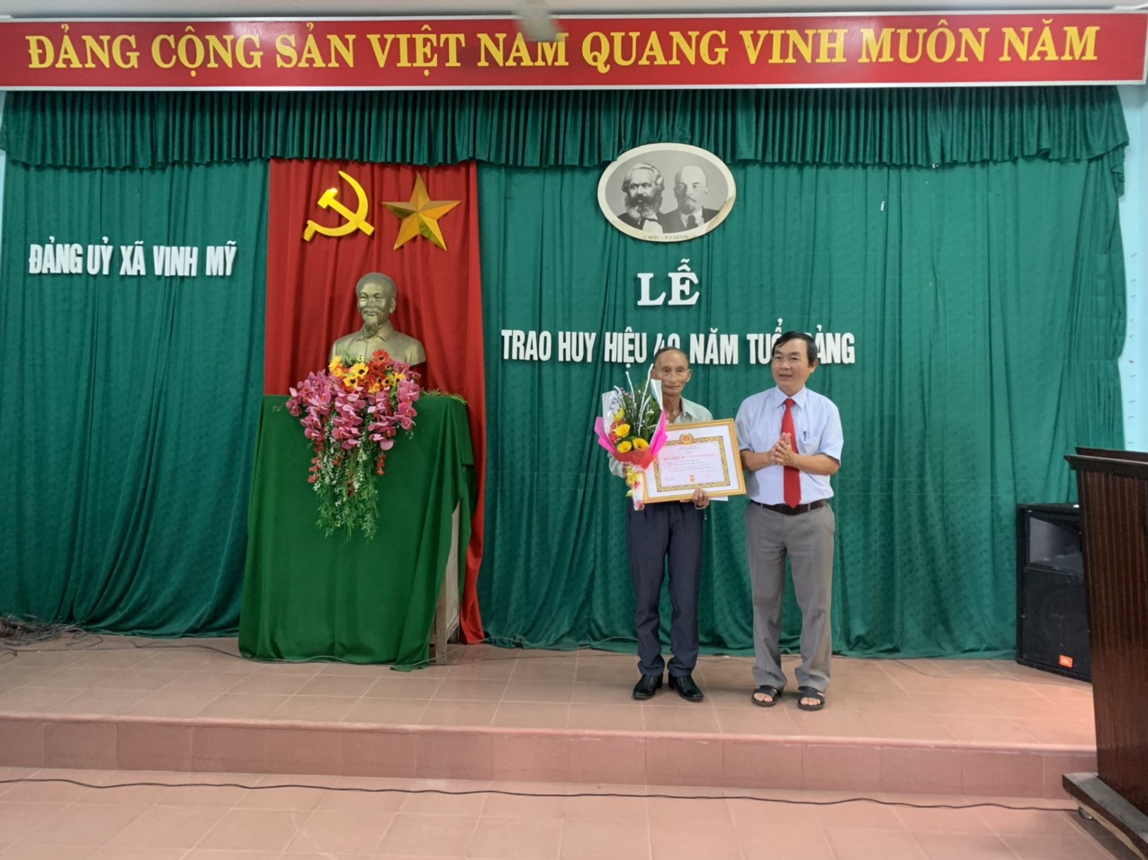 Đảng viên là những người dẫn đầu và định hình tương lai của đất nước. Hãy cùng khám phá những hình ảnh tuyệt đẹp về những người này, và tìm hiểu về những đóng góp vượt trội của họ cho đất nước và con người. Với bức ảnh này, bạn sẽ nhận ra sức ảnh hưởng của Đảng đối với mỗi người Việt Nam.
